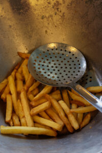 camion de frites avec des frites